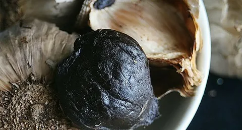 تصویر 2 از سیر سیاه شرکتی تازه و مرغوب با بسته‌ بندی